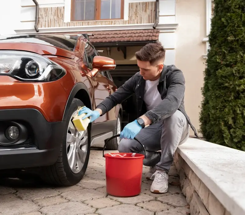 Lavage auto à domicile Saint-Geours-de-Maremne : professionnel intervenant sur un véhicule
